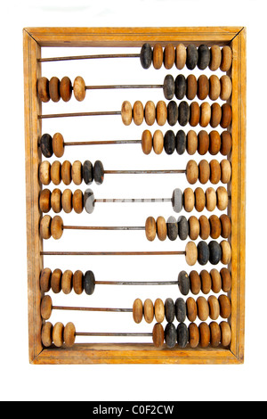 Alte hölzerne Abacus mit einer berechneten Summe, isoliert auf weißem Hintergrund Stockfoto