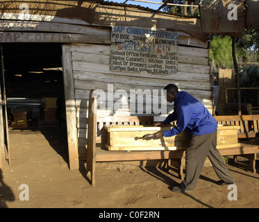 Malawi-Mann, der Särge am Straßenrand. Stockfoto