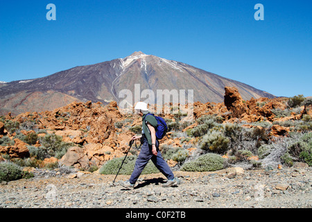 Reife Frau in Parque Nacional del Teide zu Fuß. Teneriffa Kanarische Inseln, Spanien. Stockfoto