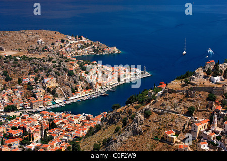 Griechenland, Insel Symi, Dodekanes. Panoramablick auf Gyalos, Hauptstadt und Haupthafen der Insel. Stockfoto