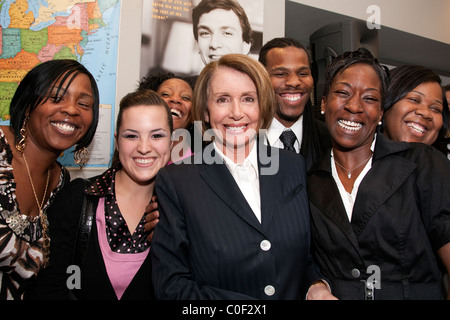 Nancy Pelosi besucht mit Job-Trainings-Teilnehmer bei JVS (jüdische berufliche Leistungen) in San Francisco, CA.  Juni 2010 Stockfoto