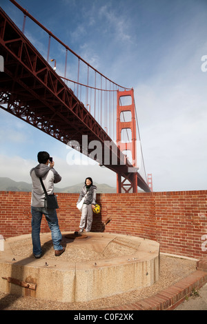 Ein junges Paar macht Fotos, wie sie Fort Point in San Francisco erkunden. Februar 2010 Stockfoto