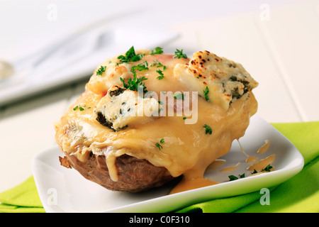 Doppelt Käse zweimal gebackene Kartoffel mit Petersilie bestreut Stockfoto