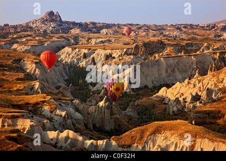 Ballonfahrt über die Liebe Tal Kappadokien, Türkei. Im Hintergrund die natürliche Burg von Uchisar-Stadt. Turkei. Stockfoto