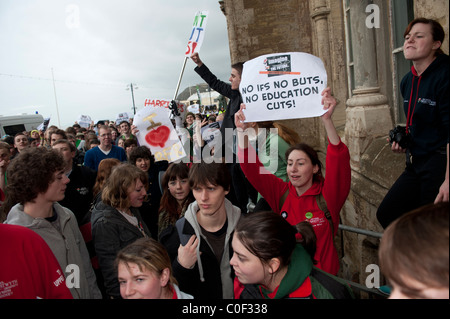 Hunderte von Aberystwyth Universitätsstudenten marschieren auf Protest gegen die Kürzungen der Hochschulfinanzierung in Großbritannien Stockfoto