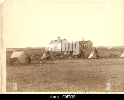 US-Schule für Indianer in Pine Ridge, South Dakota, mit kleinen Oglala Tipi camp vor 1891 Stockfoto