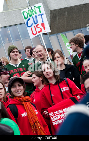 Hunderte von Aberystwyth Universitätsstudenten marschieren auf Protest gegen die Kürzungen der Hochschulfinanzierung in Großbritannien Stockfoto