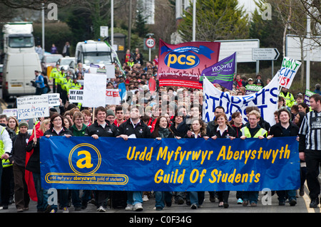 Hunderte von Aberystwyth Universitätsstudenten marschieren auf Protest gegen die Kürzungen der Hochschulfinanzierung in Großbritannien Stockfoto