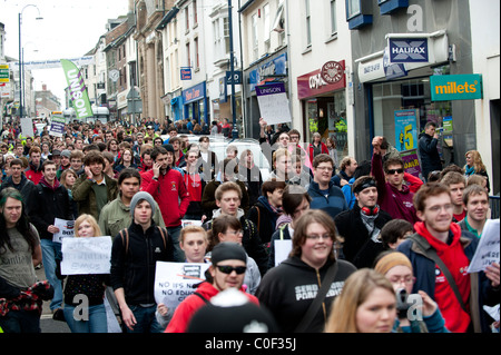 Hunderte von Aberystwyth Universitätsstudenten marschieren auf Protest gegen die Kürzungen der Hochschulfinanzierung in Großbritannien Stockfoto