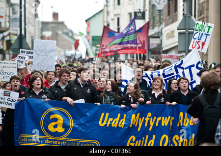 Hunderte von Aberystwyth Universitätsstudenten marschieren auf Protest gegen die Kürzungen der Hochschulfinanzierung in Großbritannien Stockfoto