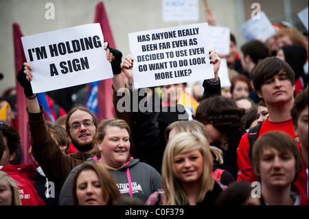 Hunderte von Aberystwyth Universitätsstudenten marschieren auf Protest gegen die Kürzungen der Hochschulfinanzierung in Großbritannien Stockfoto