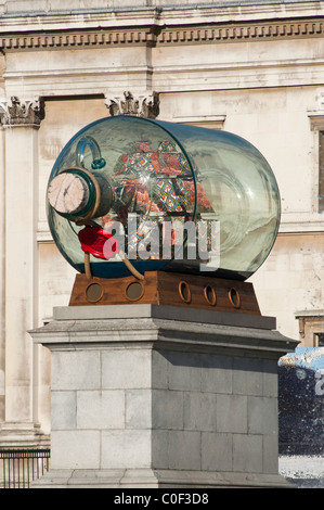 Künstler Yinka Shonibare Kunstwerk ist Nelsons Schiff in der Flasche am vierten Sockel London am Trafalgar Square. London. UK Stockfoto