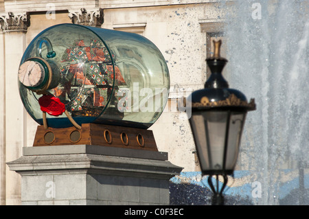 Künstler Yinka Shonibare Kunstwerk ist Nelsons Schiff in der Flasche am vierten Sockel London am Trafalgar Square. London. UK Stockfoto