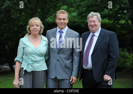 Sir Chris Hoy mit Mutter Carol (rechts) Vater David (links) Stockfoto