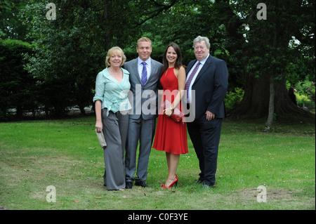 Sir Chris Hoy mit Mutter Carol (rechts) Frau Sarra und Papa David (links) Stockfoto