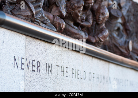 Detail der Schlacht Britain Memorial am Victoria Embankment mit Winston Churchills berühmten Worte hautnah. London England Stockfoto