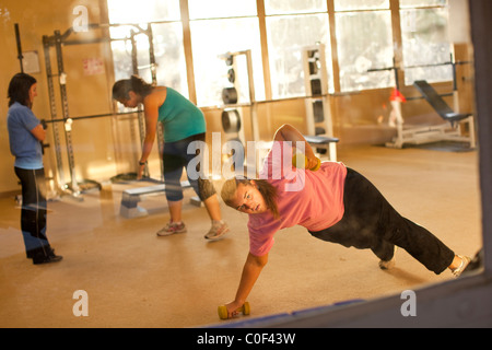 Reedley, California, Vereinigte Staaten von Amerika.  Übergewichtige Teenager-Mädchen trainieren Sie im Fitness-Klasse. Stockfoto