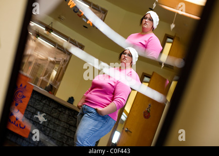 Reedley, California, Vereinigte Staaten von Amerika.  Porträt einer übergewichtigen Teenager-Mädchen im Spiegel. Stockfoto