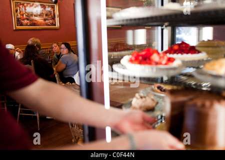 Reedley, California, Vereinigte Staaten von Amerika.  Übergewichtige Kinder beobachten die Desserts kommen aus dem Kühlschrank an der Main Street Cafe. Stockfoto