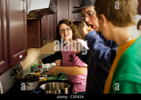 Reedley, California, Vereinigte Staaten von Amerika.  Übergewichtige Jugendliche probieren Sie Lebensmittel, die sie während der kulinarische Klasse vorbereitet. Stockfoto