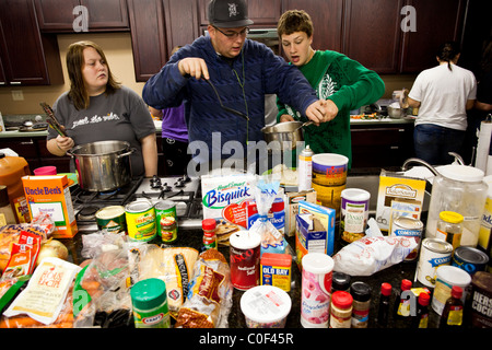 Reedley, California, Vereinigte Staaten von Amerika.  Übergewichtige Jugendliche bereiten eine Mahlzeit während kulinarische Klasse. Stockfoto