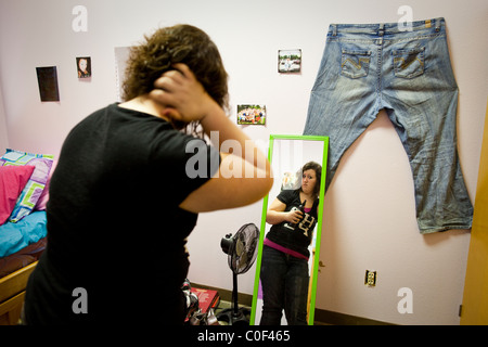 Reedley, California, Vereinigte Staaten von Amerika.  Ein übergewichtiger Teenager-Mädchen hat ihr Haar mit ihr Stockfoto