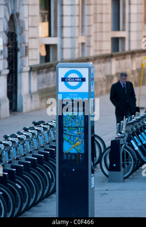 Mautstation und Reihen von Fahrrädern für die neue Bürgermeisterwahlen TFL Initiative London Fahrräder zu mieten, gesehen in Knightsbridge, London, UK Stockfoto