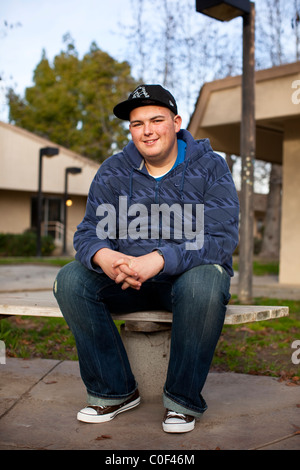 Reedley, California, Vereinigte Staaten von Amerika.  Eine übergewichtige Teenager sitzt für ein Porträt nach 76 Pfund zu verlieren. Stockfoto