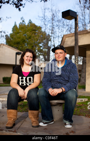 Reedley, California, Vereinigte Staaten von Amerika.  Übergewichtige Jugendliche sitzen für ein Porträt nach dem Verlust 72 (ihr) und 76 (ihm) Pfund in 6 Monaten. Stockfoto