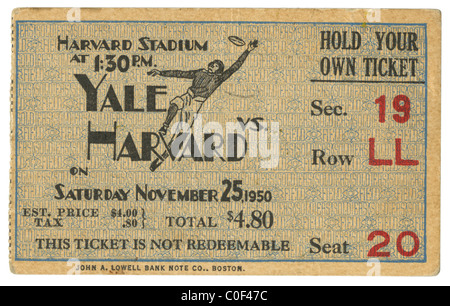 1950 Harvard versus Yale Fußball Ticket Stub. Gespielt im Harvard Stadium in Cambridge, MA. Stockfoto