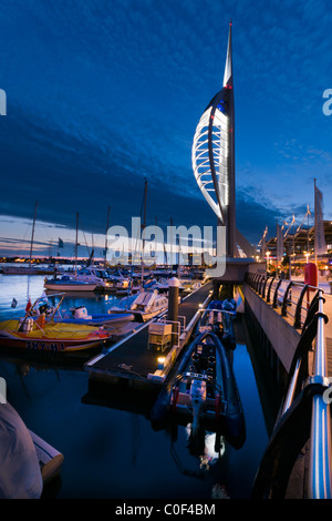 Der Spinnaker Tower bei Sonnenuntergang Stockfoto