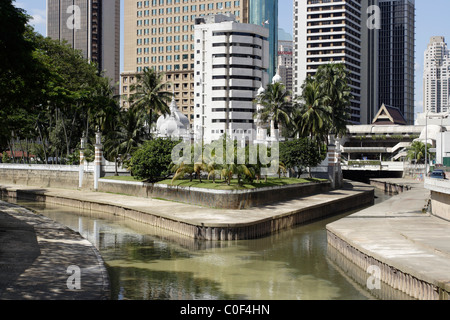 Jamek Moschee (Minarett sichtbar unter den Kokospalmen) in Kuala Lumpur, Malaysia. Stockfoto