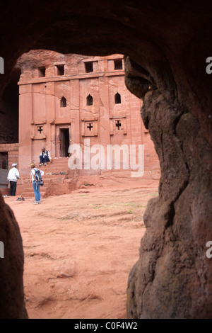 Die getunnelte Eingang zu den Fels gehauene Kirche von Bet Abba Libanos in Lalibela Stockfoto