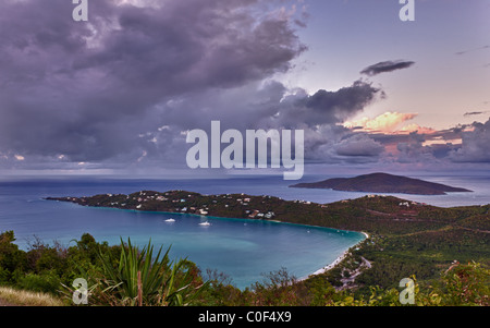 Ansicht des Magens Bay - der weltberühmte Beach auf St. Thomas in den US Virgin Islands Stockfoto