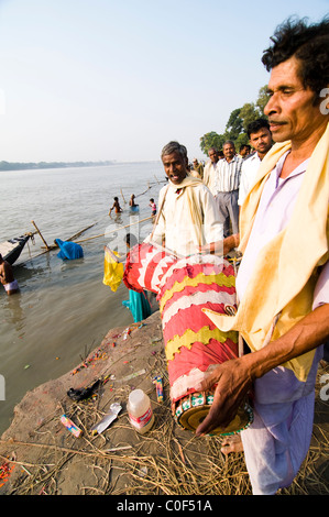 Spielen Sie Schlagzeug während einer Zeremonie auf dem heiligen Fluss Gandak während Sonepur Mela in Bihar. Stockfoto