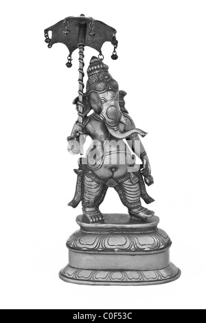 Statue des indischen Elefanten Gott Ganesh mit Regenschirm. Weißen Hintergrund. Schwarz und weiß. Stockfoto
