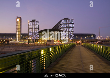 Foobridge über Fluss Spree zum neuen Hauptbahnhof, Lehrter Bahnhof, Chistmas Illumination, Berlin, Deutschland Stockfoto