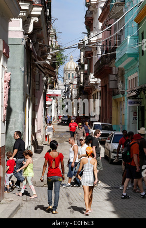 Straßenszene in Havann Viejo, Menschen, Einkaufsviertel, Havanna-Kuba Stockfoto