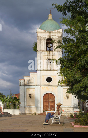 Alter Mann mit Zigarre vor Dorfkirche, Tal von Vinales, Kuba, Provinz Pinar del Rio, Stockfoto