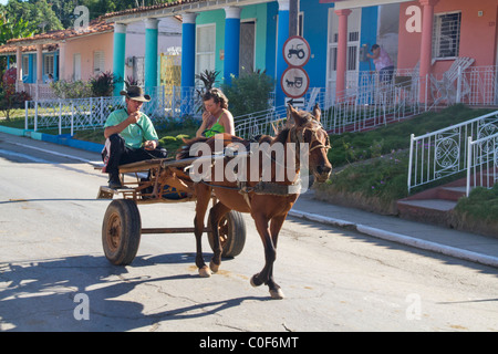 Pferdekutsche in Seitenstraße in Vinales, Pinar del Rio, Stockfoto