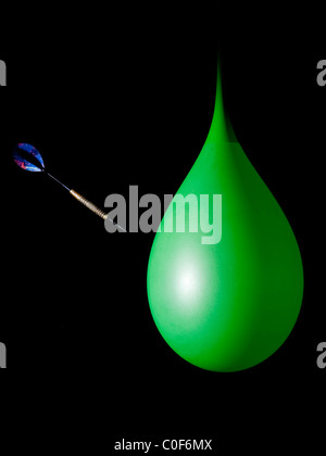 Ein Bild einer Sequenz zeigt high-Speed Flash-Fotografie mit einem Dart einen mit Wasser gefüllten Ballon platzen. Stockfoto