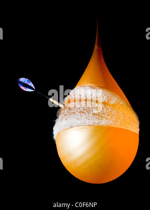 Ein Bild einer Sequenz zeigt high-Speed Flash-Fotografie mit einem Dart einen mit Wasser gefüllten Ballon platzen. Stockfoto