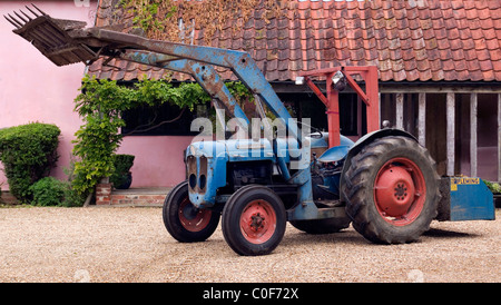 Fordson Dexter-Traktor mit Frontlader. Stockfoto