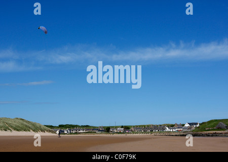 Kite-boarding am langen Sandstrand von Cruden Bay im Nordosten Schottlands Stockfoto