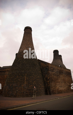 Alten redundante Keramik Brennofen Schornsteine und Fabriken in Stoke-on-Trent, Staffordshire, UK Stockfoto