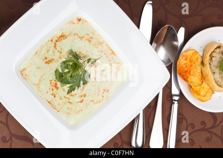 -Creme-Spinatsuppe mit Kartoffel-Chips und Fisch pie Stockfoto