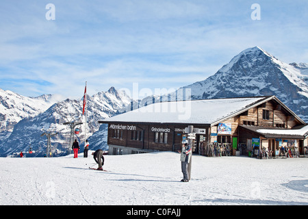 Männlichen oberen Skilift Talstation mit Mt Eiger im Hintergrund, Berner Oberland, Schweiz. Stockfoto