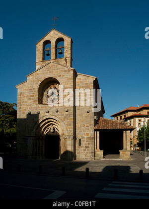 Kirche von Santa María De La Oliva in der Asturia Dorf von Villaviciosa Stockfoto