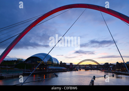 Millennium und Tyne Bridges mit der Salbei Centre Gateshead Newcastle upon Tyne Northumberland England in der Dämmerung Stockfoto