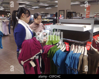 VEREINIGTES KÖNIGREICH. CHINESISCHE KÄUFER BURBERY OUTLET RABATT SPEICHERN IN HACKNEY, LONDON Stockfoto